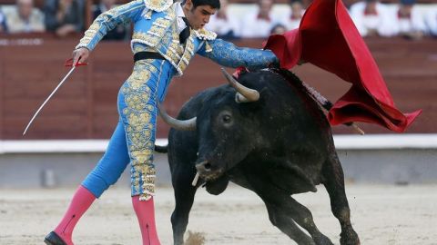 El diestro Miguel &Aacute;ngel Perera da un pase con la muleta al primero de su lote