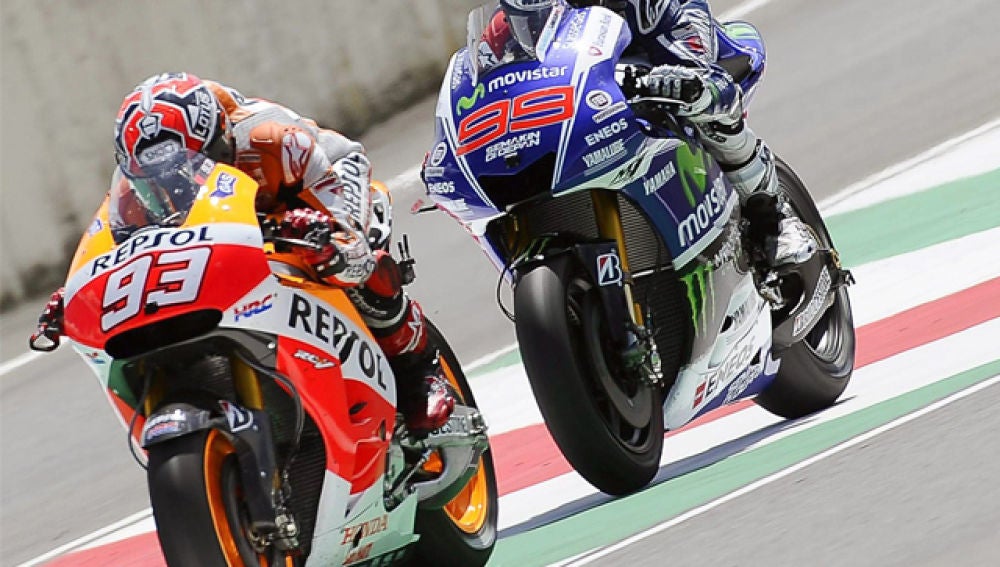 Marc Máquez y Jorge Lorenzo pelean por la victoria en el GP de Italia