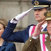 Don Juan Carlos y Felipe saludan el día de la Pascua Militar