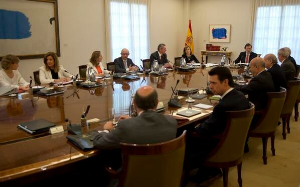 El Gobierno aprueba y envía a las Cortes la ley que regula la abdicación del Rey El Gobierno aprueba y envía a las Cortes la ley que regula la abdicación del Rey