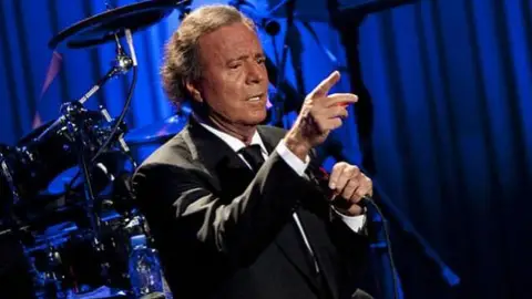 Julio Iglesias quiere cantar con 1D o Bruno Mars Julio Iglesias quiere cantar con 1D o Bruno Mars