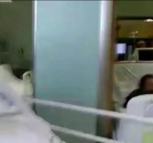 El colapso en las urgencias del Hospital 12 de Octubre indigna a los familiares de los enfermos El colapso en las urgencias del Hospital 12 de Octubre indigna a los familiares de los enfermos