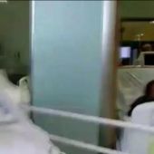 El colapso en las urgencias del Hospital 12 de Octubre indigna a los familiares de los enfermos