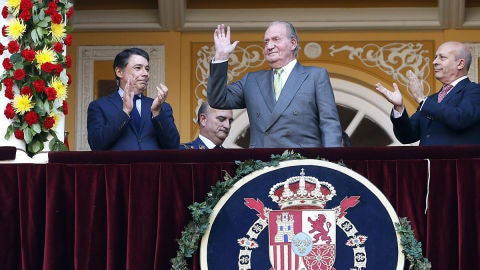 El rey Juan Carlos, ovacionado en su &uacute;ltima corrida de toros como monarca
