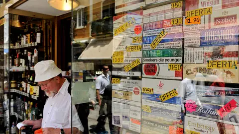 Un turista compra tabaco en una tienda de Gibraltar Un turista compra tabaco en una tienda de Gibraltar