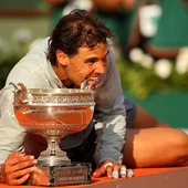 Nadal muerde su noveno Roland Garros Nadal muerde su noveno Roland Garros