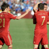 Villa celebra un de sus goles ante El Salvador