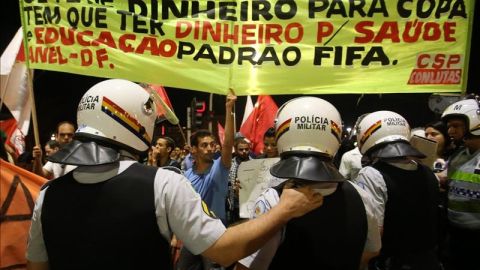 Manifestantes protestan contra la organizaci&oacute;n del Mundial de F&uacute;tbol en Brasilia