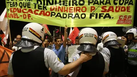 Manifestantes protestan contra la organización del Mundial de Fútbol en Brasilia Manifestantes protestan contra la organización del Mundial de Fútbol en Brasilia