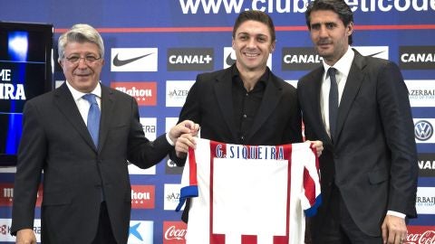 Guilherme Siqueira, acompa&ntilde;ado por Enrique Cerezo y Jos&eacute; Luis P&eacute;rez Caminero