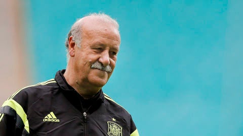 Vicente del Bosque, sonriente durante el entrenamiento de La Roja
