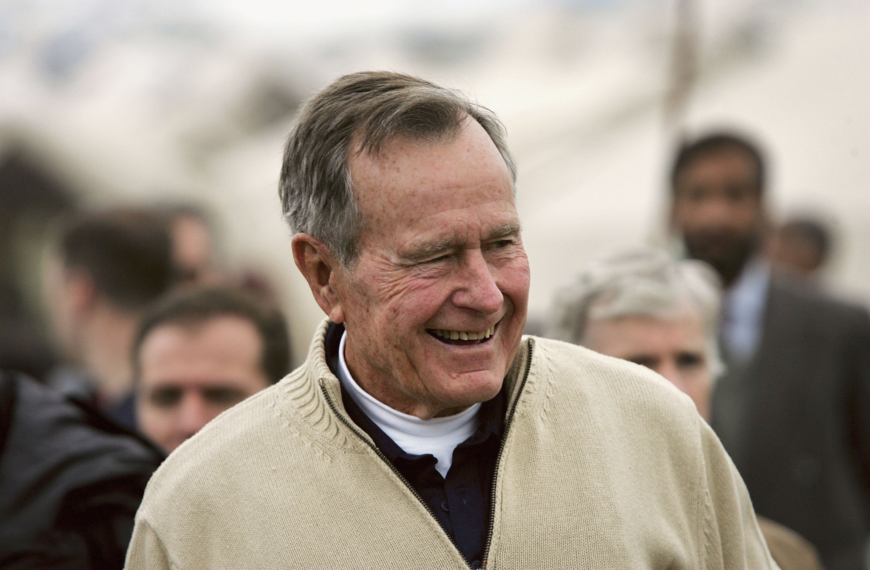 El ex presidente Bush llama "fanfarrón" a Trump y confirma que votó por Clinton El ex presidente Bush llama "fanfarrón" a Trump y confirma que votó por Clinton