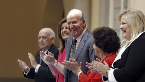 El rey Juan Carlos, junto a la ministra de Empleo y Seguridad Social, F&aacute;tima B&aacute;&ntilde;ez 