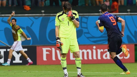 Iker se lamenta en el gol de Van Persie