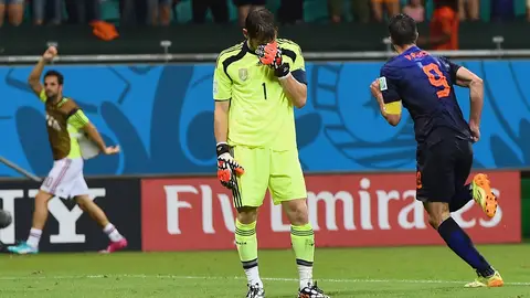 Iker se lamenta en el gol de Van Persie Iker se lamenta en el gol de Van Persie