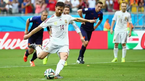 Xabi Alonso lanza un penalti Xabi Alonso lanza un penalti