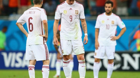 Torres, cabizbajo, con Iniesta y Cesc