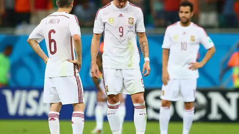 Torres, cabizbajo, con Iniesta y Cesc Torres, cabizbajo, con Iniesta y Cesc