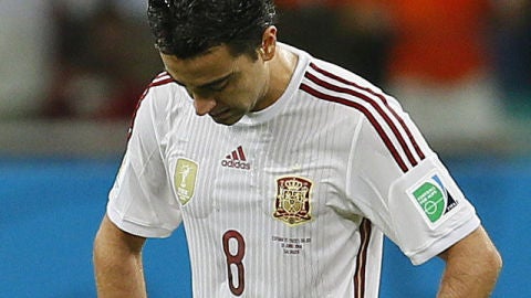 Xavi se lamenta durante la derrota ante Holanda