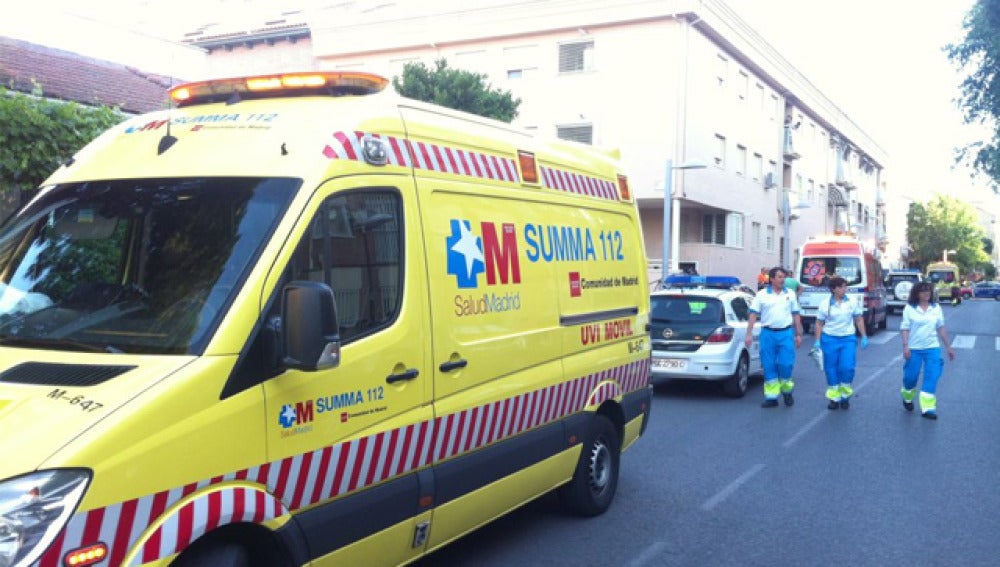 Ambulancia del Summa estacionada delante del edificio del crimen