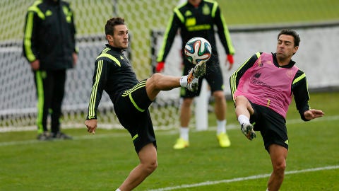 Koke y Xavi, durante el entrenamiento de la selecci&oacute;n espa&ntilde;ola