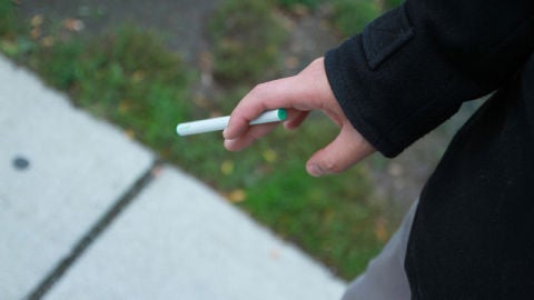 Un cigarrillo electr&oacute;nico
