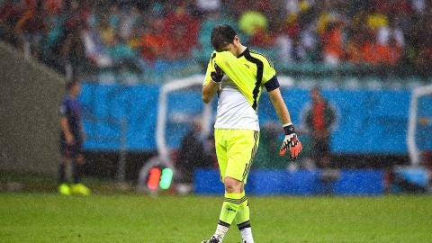 Iker Casillas, hundido tras el quinto gol de Holanda