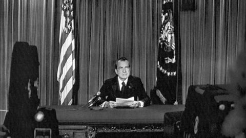 Richard Nixon, lee un comunicado en el que anuncia su dimisi&oacute;n
