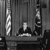 Richard Nixon, lee un comunicado en el que anuncia su dimisión