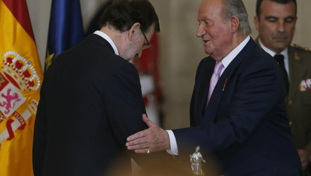 El Rey Juan Carlos saluda al presidente del Gobierno, Mariano Rajoy 