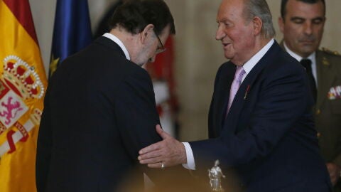 El Rey Juan Carlos saluda al presidente del Gobierno, Mariano Rajoy 