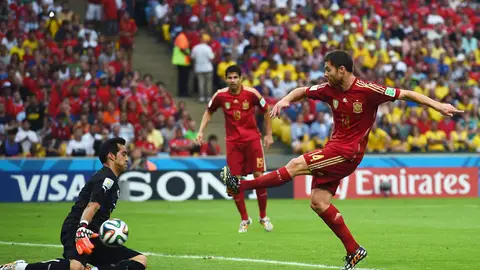 Xabi Alonso dispara ante Claudio Bravo Xabi Alonso dispara ante Claudio Bravo