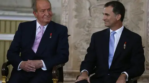 El rey Juan Carlos y el príncipe Felipe durante la ceremonia de sanción El rey Juan Carlos y el príncipe Felipe durante la ceremonia de sanción