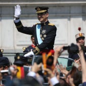 El Rey Felipe VI saluda en el recorrido