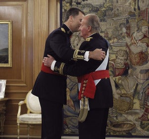 Don Juan Carlos impone el fajín a Felipe VI Don Juan Carlos impone el fajín a Felipe VI