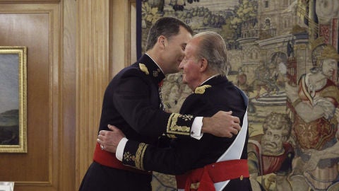 Don Juan Carlos impone el faj&iacute;n a Felipe VI