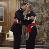 Don Juan Carlos impone el fajín a Felipe VI