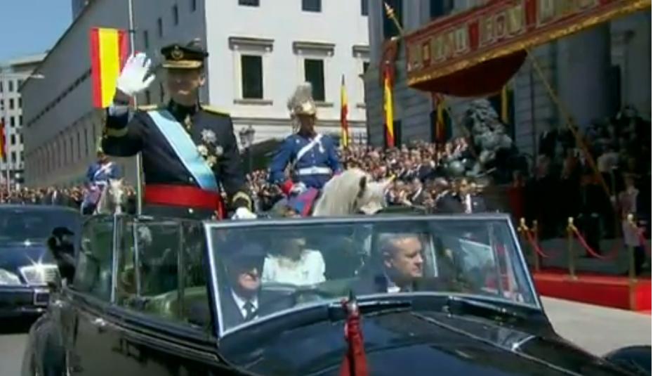 Los Reyes de España recorren las calles de Madrid ante el clamor popular Los Reyes de España recorren las calles de Madrid ante el clamor popular