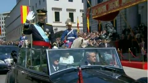 Los Reyes de Espa&ntilde;a recorren las calles de Madrid