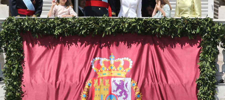 La Familia Real saluda desde el balcón La Familia Real saluda desde el balcón