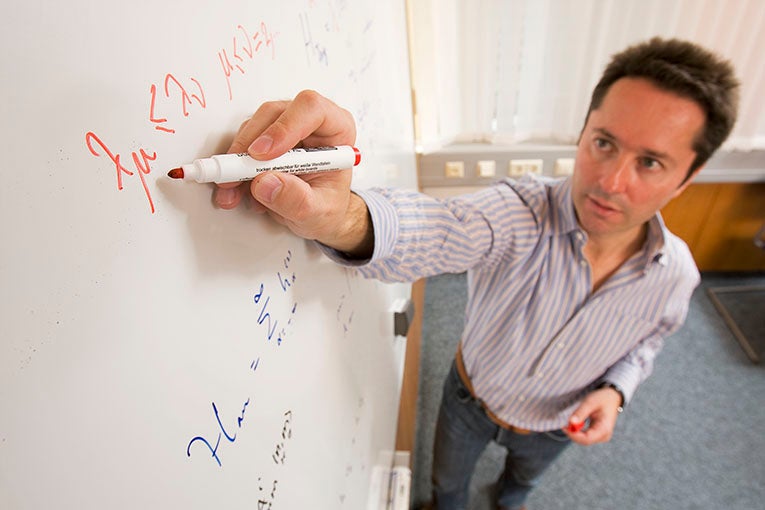 La Brújula de la Ciencia: Ignacio Cirac y los simuladores cuánticos La Brújula de la Ciencia: Ignacio Cirac y los simuladores cuánticos