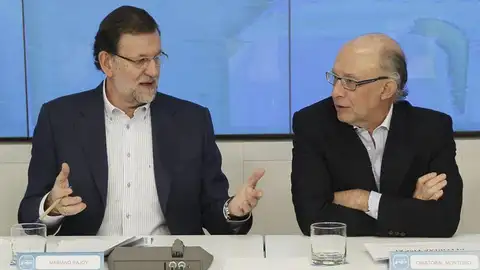 El jefe del Ejecutivo, Mariano Rajoy, conversa con el ministro de Hacienda, Cristóbal Montoro El jefe del Ejecutivo, Mariano Rajoy, conversa con el ministro de Hacienda, Cristóbal Montoro