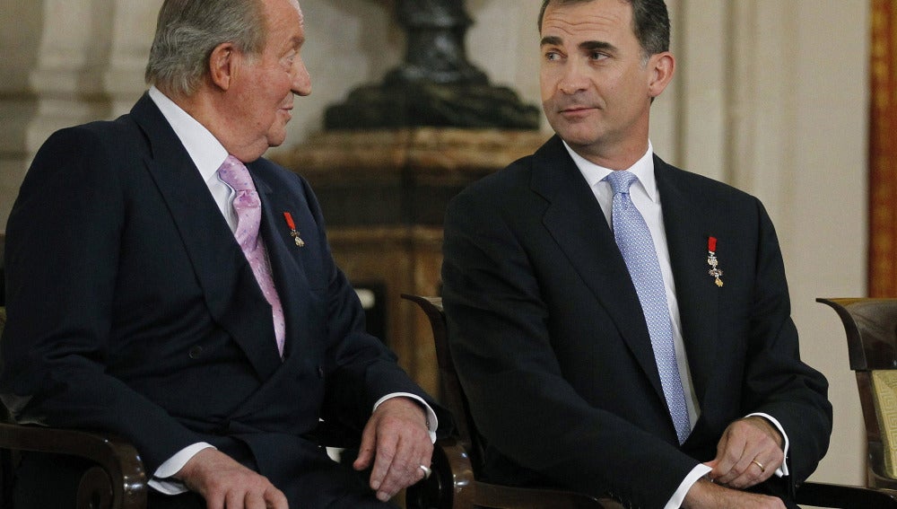 El Rey Juan Carlos I y el Rey Felipe VI