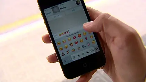 Emoticonos en un teléfono móvil Emoticonos en un teléfono móvil