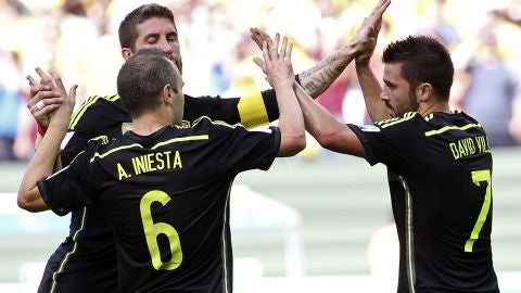 Villa celebra su gol con Iniesta y Ramos
