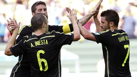 Villa celebra su gol con Iniesta y Ramos Villa celebra su gol con Iniesta y Ramos