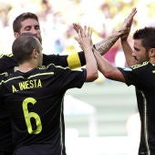 Villa celebra su gol con Iniesta y Ramos