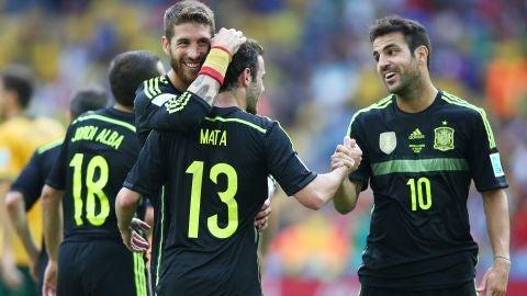 Los jugadores celebran el gol de Mata