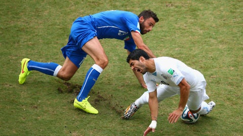 Barzagli y Su&aacute;rez disputan un bal&oacute;n