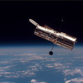 El telescopio espacial Hubble visto desde el Transbordador espacial Discovery durante la misión STS-82
